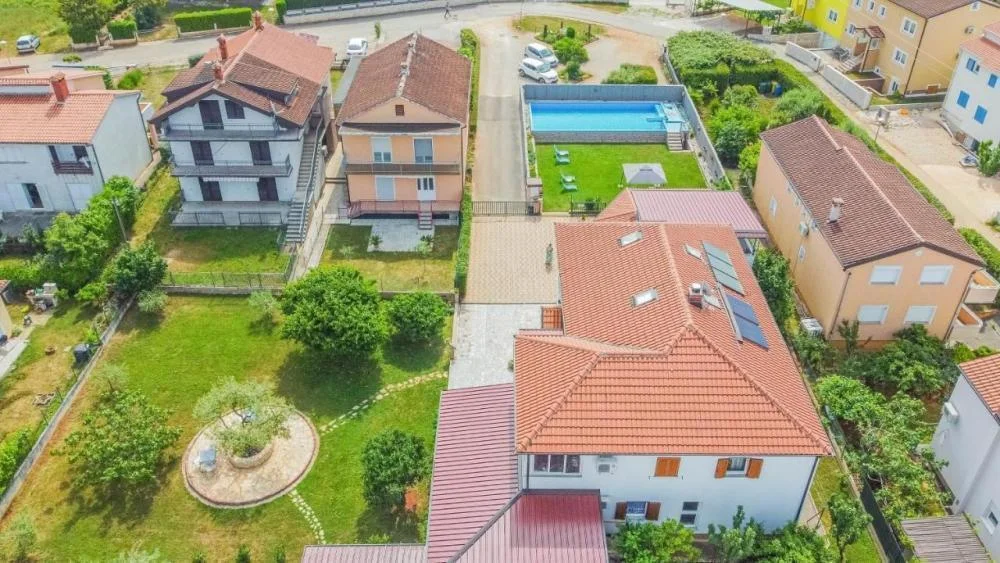 PROVISIONSFREI: Haus mit Pool und 2 Baugrundstücken in Umag (Istrien)